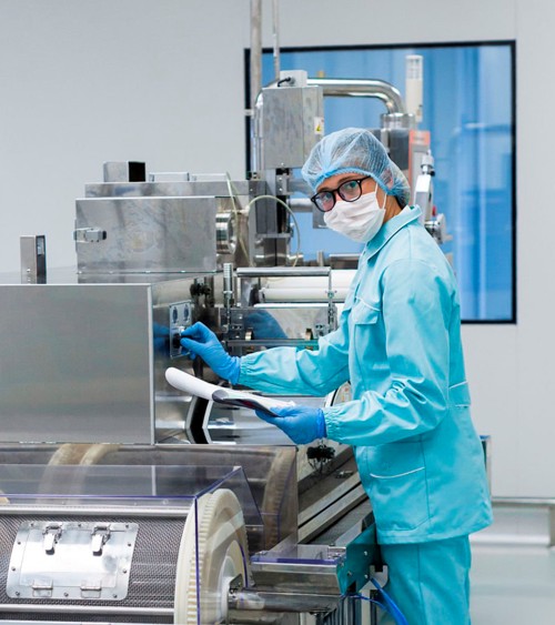 Techniker im Reinraum